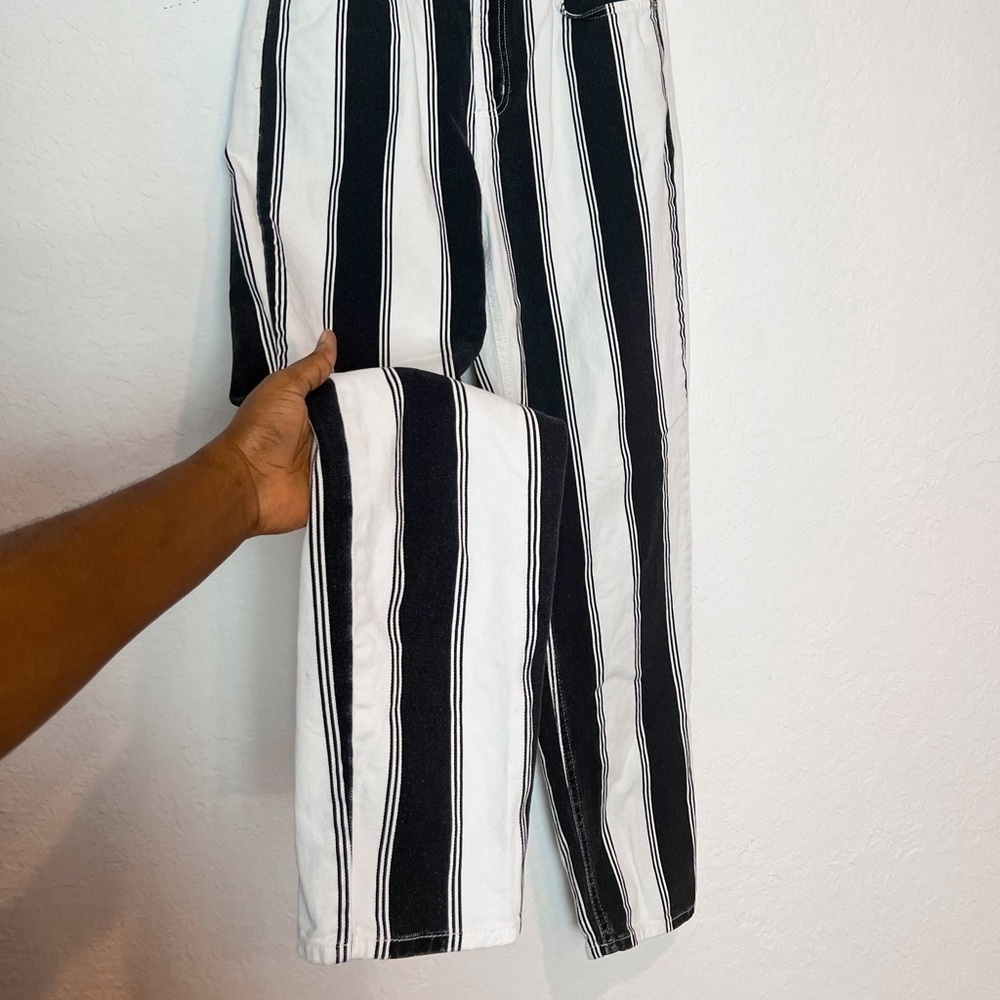 Urban Outfitters Mom High Waisted Tapered Leg Jeans - Picture 6 of 12